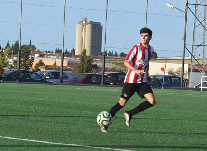 LosleonesPZB's tweet photo. ¡Buenas tardes, 🦁!

Hoy os queremos dar una noticia que nos alegra enormemente. Nuestro futbolista @arizaesteo99  va mañana convocado con el primer equipo en el importante partido que medirá al @C_DPozoblanco frente al Sevilla FC C. 

¡Enhorabuena, Rafa! ¡A darlo todo! https://t.co/aWFzkiRcex