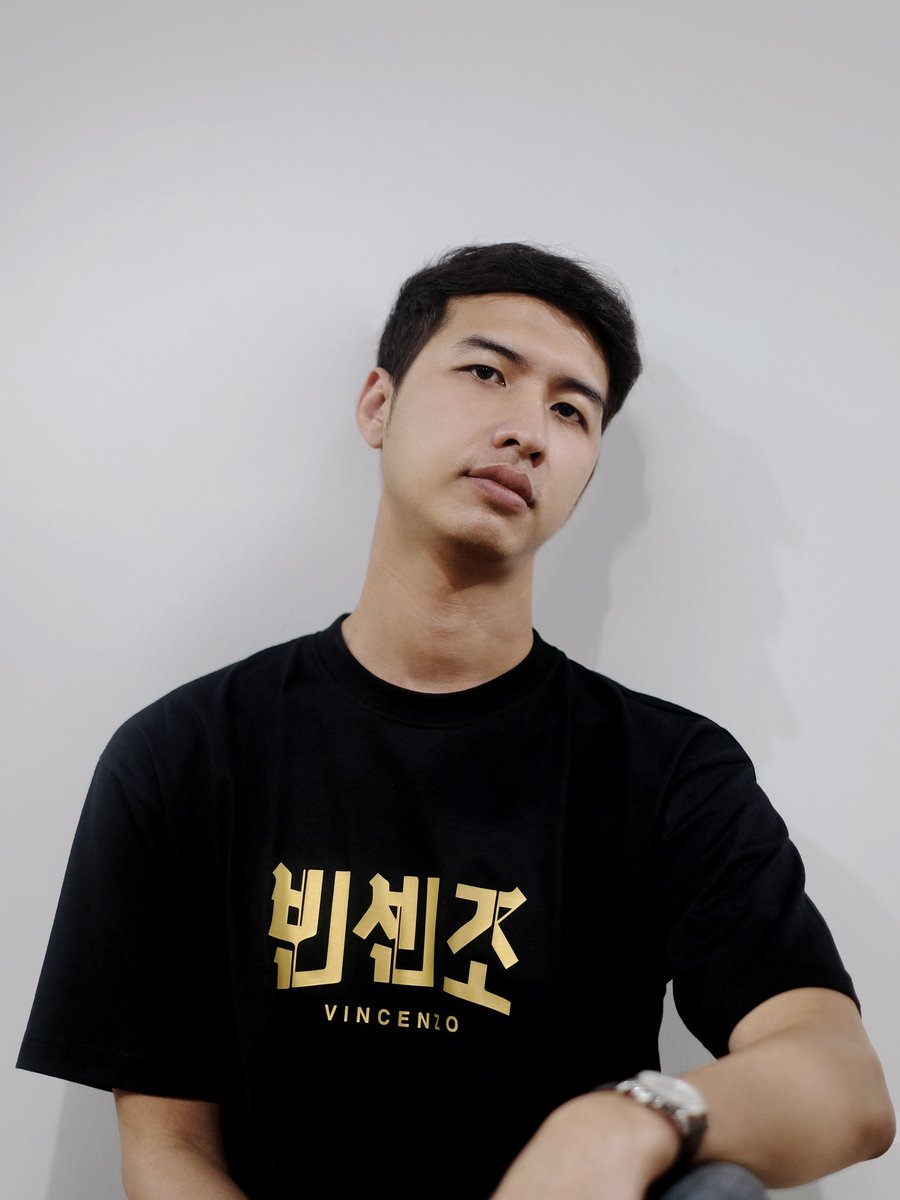 narisLuke's tweet photo. พระเอก หรือ ผู้ร้ายกันนะ 😎
เสื้อซีรีย์วินเชนโซ่ พร้อมจำหน่ายแล้ววววที่ https://t.co/klmJkgp2jp
#Vincenzo #narisWoreit https://t.co/36IpE92Jfg