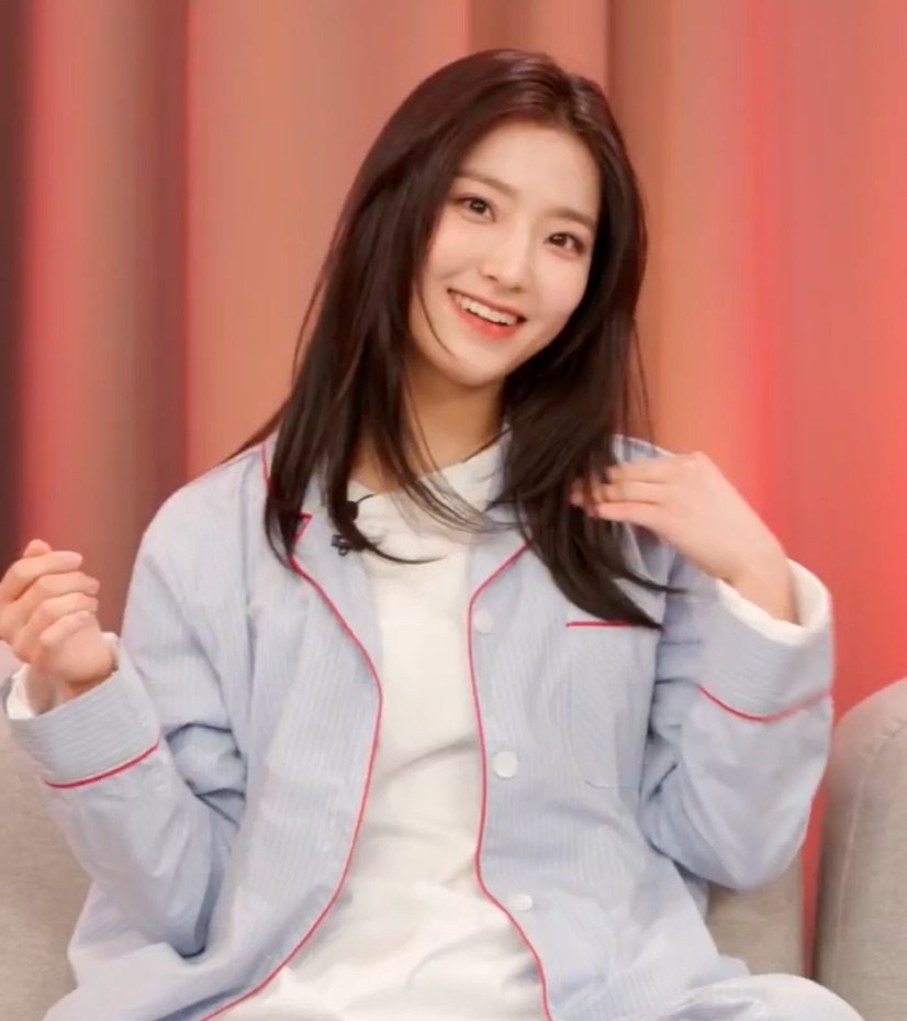 rafloused's tweet photo. halo ! 
aku masih newbie disini , 

mutualan ー rt yya !
fambest   ー dm aja ! hana baik ko

#rootrp #roleplayerindonesia #rootrpw #roleplayer #roleplayerworld https://t.co/t8cFxamMmj