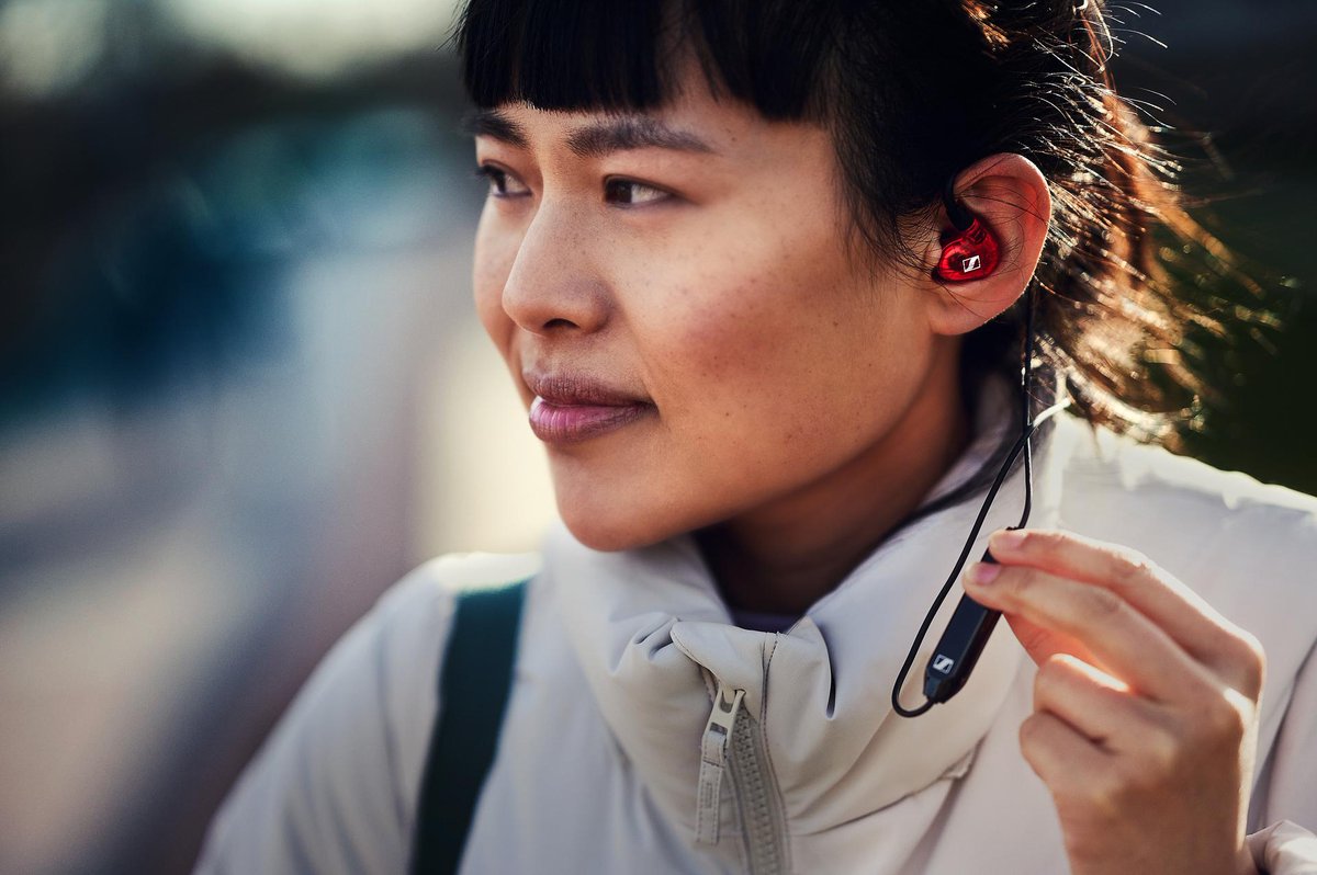 SennheiserITA's tweet photo. Suono nitido ovunque: il connettore IE PRO BT è un'opzione per gli in-ear monitor #IE100PRO, #IE400PRO e #IE500PRO. Basta collegarlo e il leggendario suono IE sarà disponibile in modalità wireless - su un dispositivo mobile, tablet o PC.
https://t.co/WuH9jgYw3v https://t.co/HqBb2DP2AQ