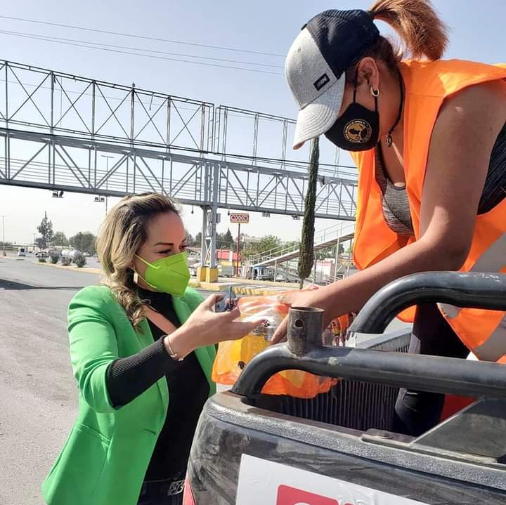 osvaldo_xhsj's tweet photo. Regidora de #RamosArizpe pone el ejemplo. @LezaClaudia lleva donativo de víveres para los brigadistas y familias afectadas por el incendio forestal en La Pinalosa en la Sierra de Arteaga. https://t.co/RPUMkFB7Xe