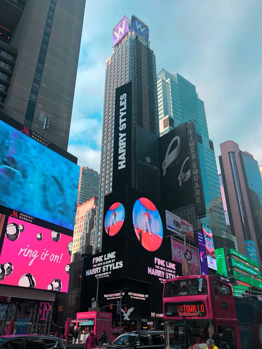 wmsrry's tweet photo. it’s harry styles world and we’re just living in it https://t.co/FEkHGFzBa5