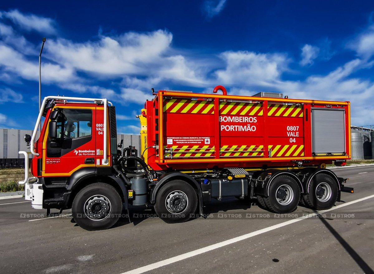 StrobPT's tweet image. VALE 04 Iveco Trakker 500 E6 8X4 com sistema roll on/roll off Palfinger Bombeiros Portimão #bombeiros #bombeirosportugueses #ivecotrucks #ivecotrakker #luisfigueiredofiretrucks #palfinger #firetruck #legofiretrucksofinstagram #strobpt