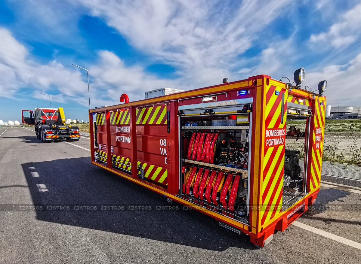 StrobPT's tweet image. VALE 04 Iveco Trakker 500 E6 8X4 com sistema roll on/roll off Palfinger Bombeiros Portimão #bombeiros #bombeirosportugueses #ivecotrucks #ivecotrakker #luisfigueiredofiretrucks #palfinger #firetruck #legofiretrucksofinstagram #strobpt