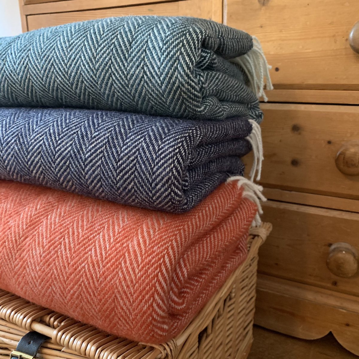 Spruce green and navy blue. ⁣
.⁣
.⁣
#interior2you #interior #scandinavianhomes #interior123 #dailyinstainspo #boligindretning #bobedre #nordichomes #interior2all #interiordesign #instahome #finahem #homeinspo #boligmagasinet #skandinaviskehjem #decor #myhouse