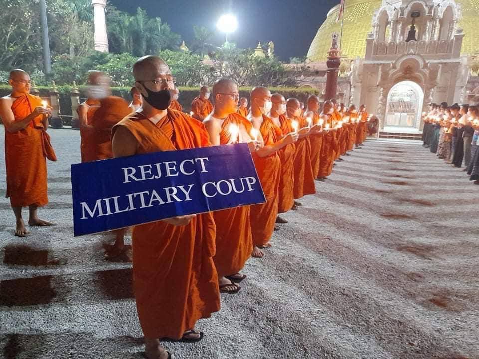 GloryYamon's tweet photo. @IrrawaddyNews tw // light 
Candlelight Vigil at ThiDaGu Buddha University. Monks are praying Patthana peacefully as a night strike to reject military coup and wishing to stop killing people. 
SUPPORT FEDERAL DEMOCRACY 
#WhatsHappeningInMyanmar
#Mar20Coup https://t.co/l9B0yjU3xW