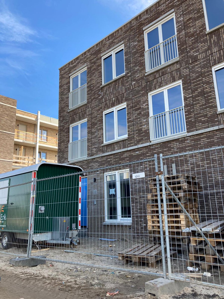 MindsetWonen's tweet photo. Op deze zonnige zaterdag ben ik weer eens gaan kijken op de bouw. Zoals jullie kunnen zien zijn ze al een heel eind op weg. Ik heb geprobeerd om ook even naar binnen te gluren. Als je goed kijkt, kun je een glimp opvangen van de keuken in een van onze appartementen. https://t.co/zUQTF8PcOU