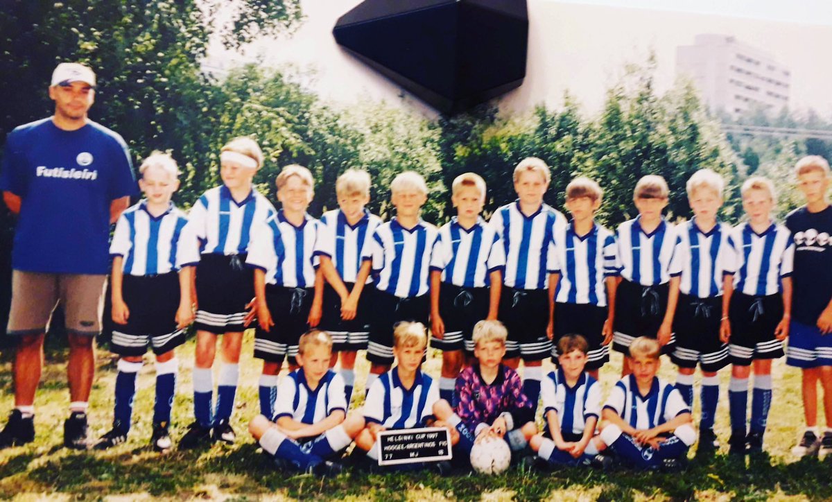 Tästä <a href="/HooGee_/">HooGee</a> joukkueesta alkoi jo 25 vuotta kestänyt väsymätön duuni jalkapallon parissa. Kuva taitaa olla myölypurosta ja ensimmäisestä <a href="/HelsinkiCup/">Helsinki Cup</a> turnauksesta valmentajana.