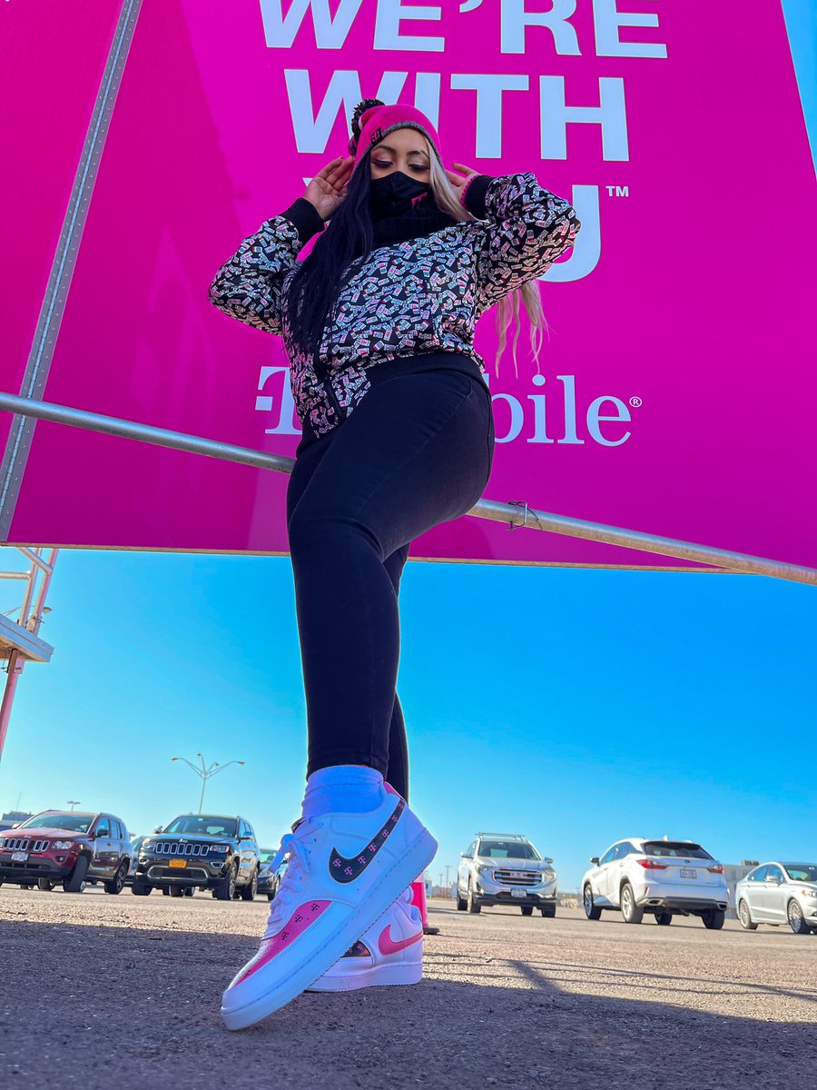 Came back from vacation ready and #ALLIN 💞 come say hello, it's bright and sunny out here in @EHMshopping ☀️ we have lots of swag and deals 🔥 #TMobileTruck #MagentaMax @TMobileTruckWNY 🤩