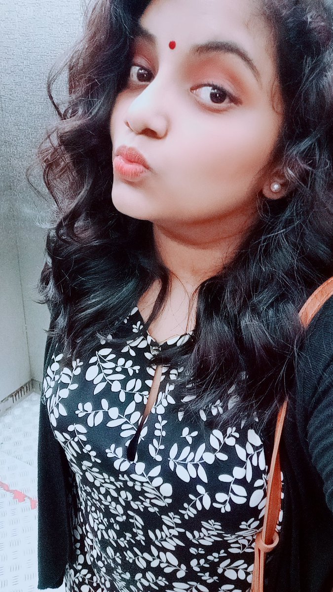 eeswary_eeshu's tweet photo. Yesterday's snap ❤🌻 #afterdate #liftselfie #lovemyhair https://t.co/ayencjpv7h