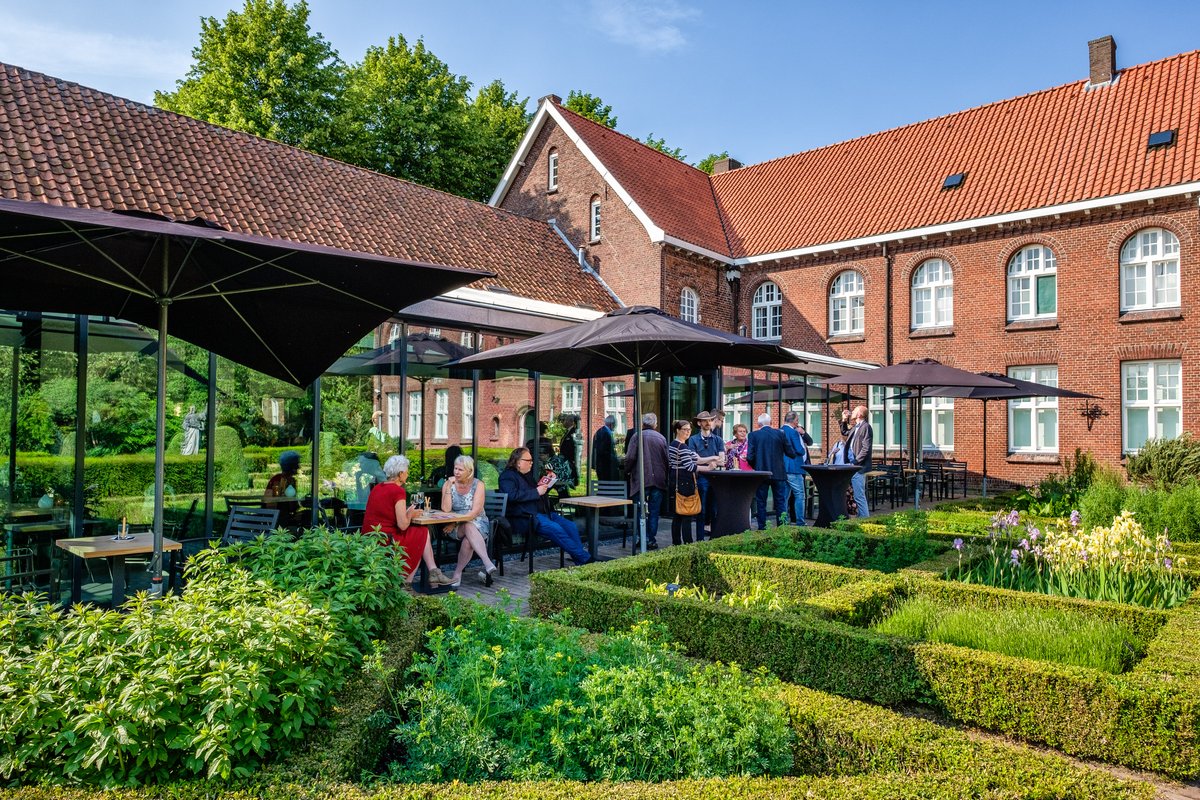 Laat jij met jouw drive en ondernemerschap Krona verder groeien binnen de pijlers Kunst, Klooster &amp; Kruidentuin? Je kunt nog tot 22 maart reageren op de vacature zakelijk leider. Doen!!! Meer info: museumkrona.nl/vacatures 

Foto: Willem Kuijpers