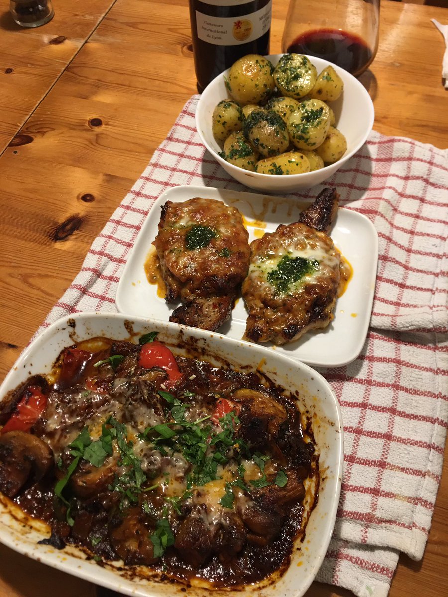 CiaranALynch's tweet photo. #howitstartedhowitfinished Tonight’s  #lockdownlockin #lockdowndining .... it’s gonna be mozzarella pork chops, ratatouille with parsley buttered baby potatoes ...🇮🇪v🏴󠁧󠁢󠁥󠁮󠁧󠁿🏉 https://t.co/HoYXNCt2pF