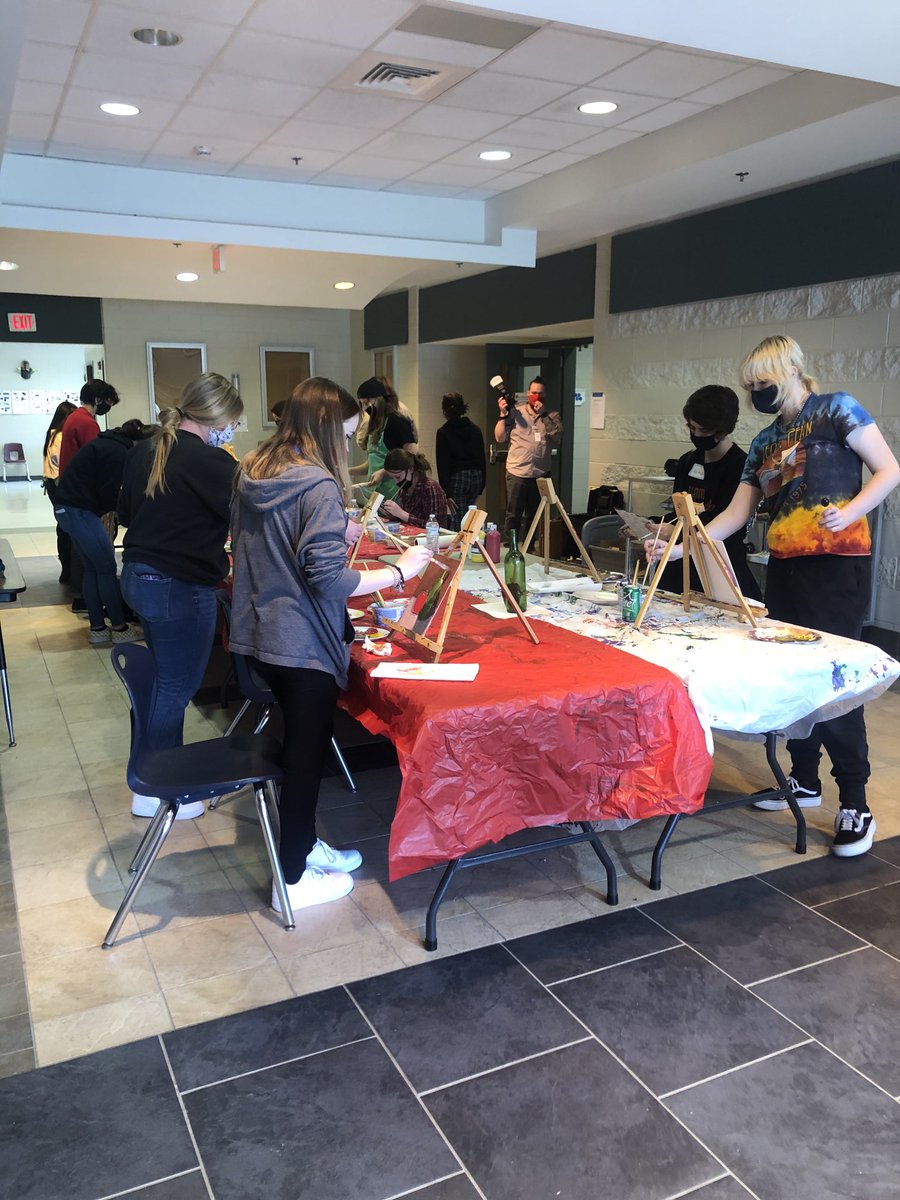 CarlaBradshaw13's tweet photo. Art students working their magic at the All County Honors Art Symposium at the Oak💚💛⁦@WhiteOakVikings⁩ https://t.co/2txVTg4fNJ