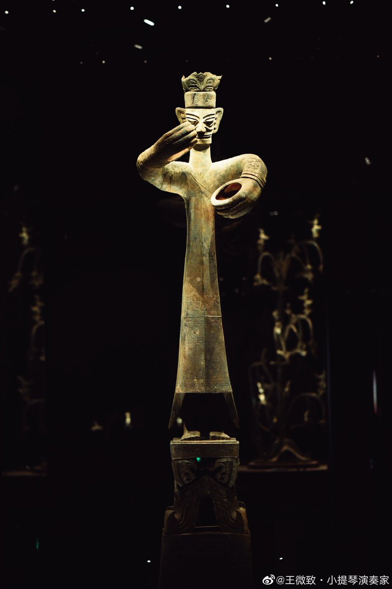 三星堆大立人像是世界现存同期最神秘、最宏伟壮观的青铜立人雕像，被誉