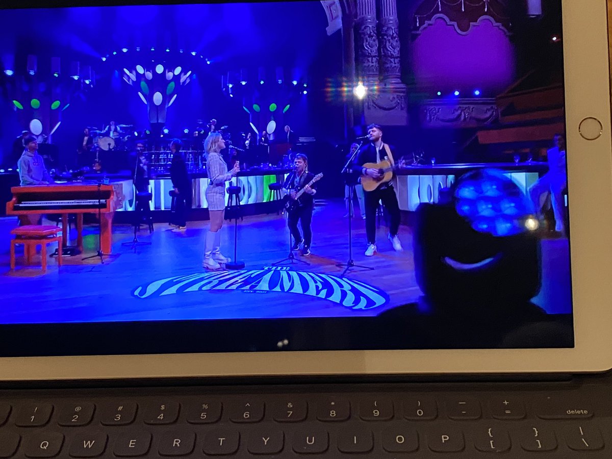 ehollenberg's tweet photo. โHou vol, hou (elkaar) vast@ van @SuzanenFreek en @VanVelzenMusic : niets toepasselijker dan dit in deze tijdโค๏ธ #houvol #houvast #houmoed #dekrachtvansamen https://t.co/Cj7hkhW2Vi