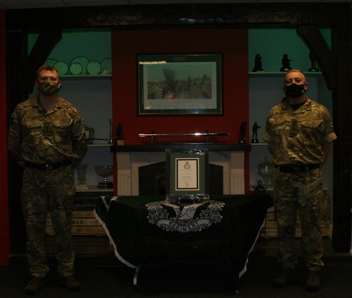 RIrishRegiment's tweet photo. CO 2 R IRISH presenting some awards in the new Joint Mess. @ArmyCGS, Comd JMC(NI) & #AGCSPS Commendations all for exceptional & exemplary service. #LongService #OpRESCRIPT π·
π’βοΈβ«οΈ #IRISHRANGER https://t.co/Bn9E5rhkZC