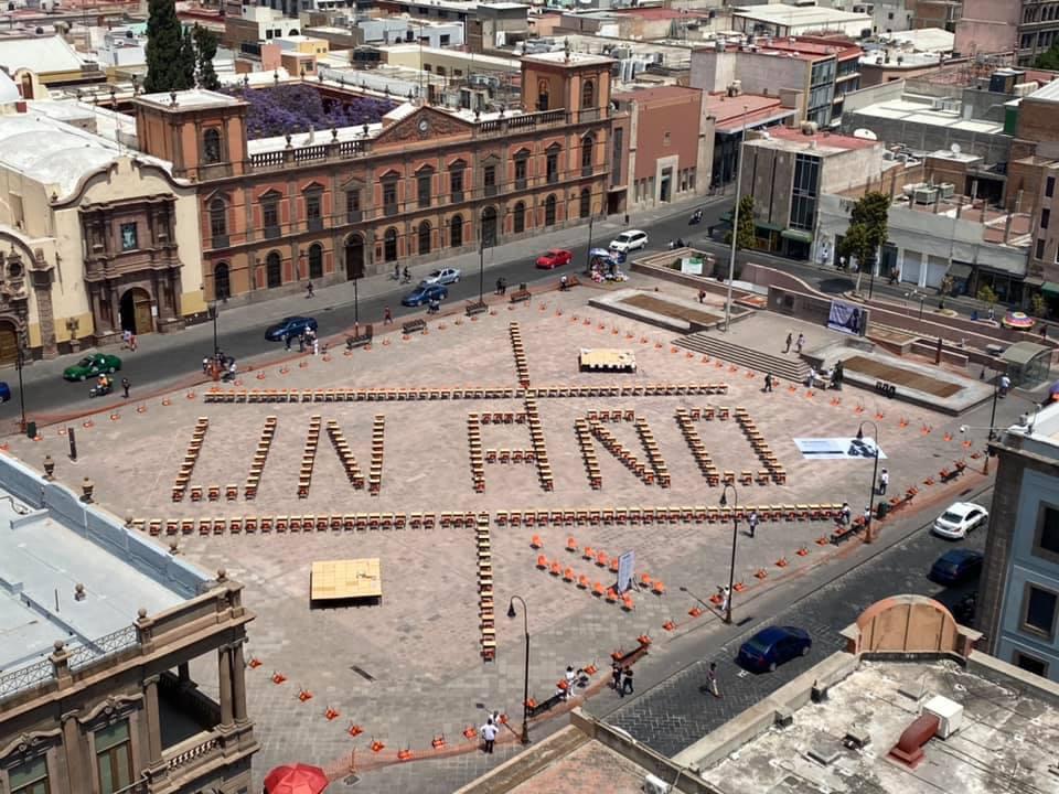 MCNoticiasSLP's tweet photo. #SLP • En la Plaza Fundadores, padres de familia y elementos de @AbreMiEscuela formaron un mosaico con sillas y mesas del salón de clases para crea la leyenda "Un año", en referencia al tiempo transcurrido desde que las escuelas suspendieron la educación presencial. https://t.co/RYSnN2FJSr