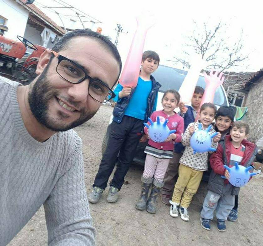 Küçük Şeylerden Oluşan Tebessümler, Büyük Kahkalardan Daha Sıcaktır. Veteriner Hekimi Rektal Eldivenden Balon İçin Bekleyen Güzelliklerimiz Bugün Saraykent'te. #GönülDağı (📸 :M. Salih İnan)