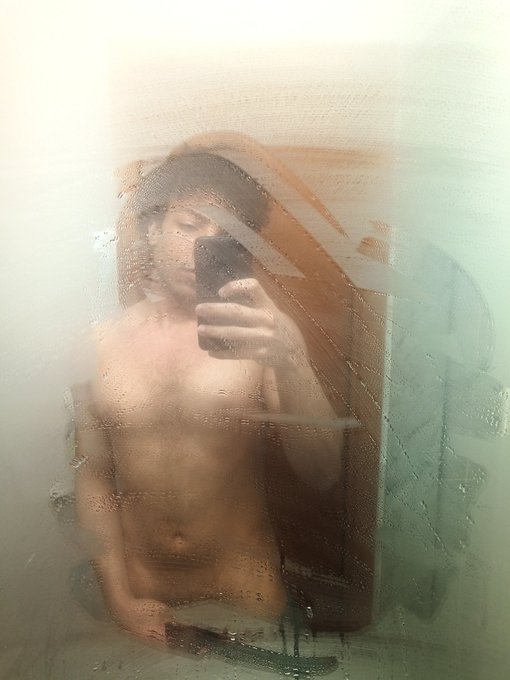 Fresh out the shower and need a hole rn https://t.co/JRHqzOvaNA