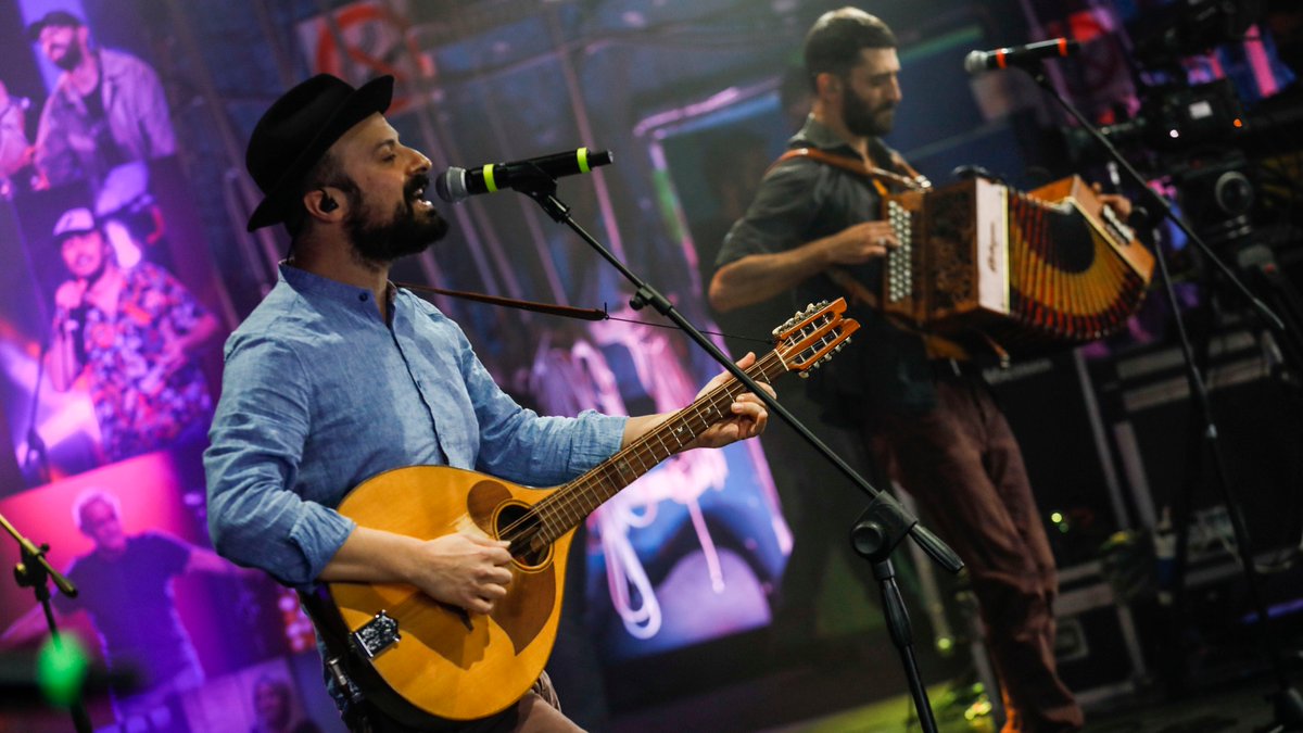 “Quello che cerchiamo di fare attraverso la musica è mettere in comunicazione il nostro linguaggio e il nostro tempo col resto dei linguaggi, provando a consolidare un'identità mediterranea".🌊
La seconda serata di #AudizioniLive si scalda al ritmo del sound dei <a href="/Kalascima/">Kalàscima</a>.🪕