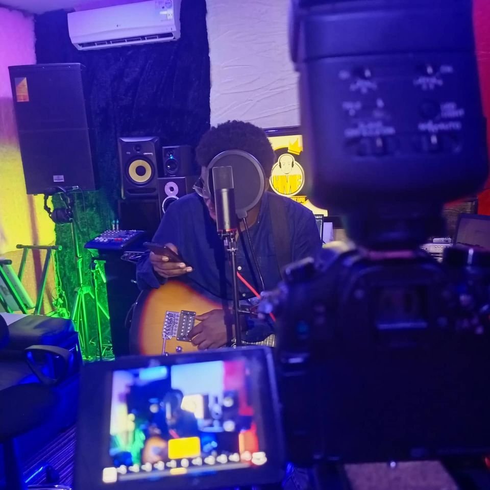 PhotographyMide's tweet photo. Time shooting with @kingg_gram once again. Anticipate Royalty Live Sessions with The King.

#RoyaltyLiveSessions #LiveWithTheKing https://t.co/39mm9VSRqn