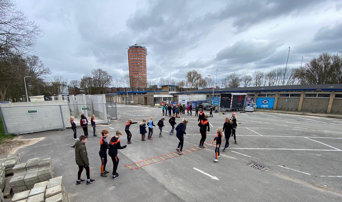 De jeugd van #IHCL #shorttrack heeft een bezoek gebracht aan de locatie van de nieuwe ijshal. Dit gaf veel inspiratie, dus ook gewerkt aan de #techniek #coördinatie en hun #snelheid voor hun snelle rondjes op het nieuwe ijs.  
Streefdatum: december 2022

buitengewoonbinnensporten.nl/aanbesteding-c…