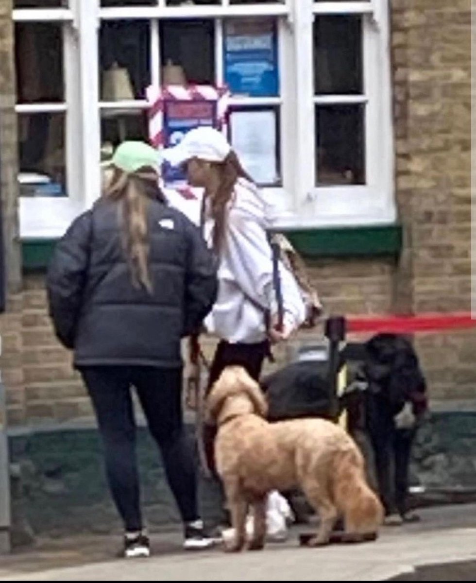 updatesecalder's tweet photo. Eleanor e uma amiga foram vistas hoje em londres https://t.co/Z2UFALyBai