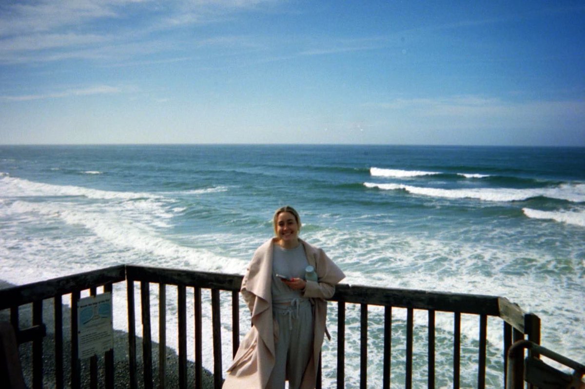 cdoley19's tweet photo. This photo accurately represents my identity. I’m wearing clothes that I am completely comfortable in, wearing no make up with my hair pulled back. Years ago I would’ve never dreamed posting a picture like this but I enjoy that I post for myself and not society now. #MCO335 https://t.co/UPu2bi9pWT