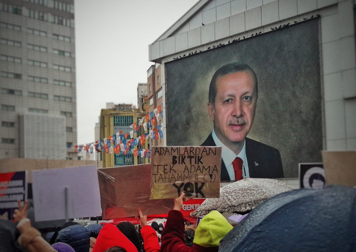 ekmekvegul's tweet photo. 📍BURSA
"Kız kardeşlerimizi hayatta tutamayan, şiddetten kurtarmayan iktidarın ülkemizin alnına sürdüğü bir kara lekedir. Kadınlar, kadın haklarına saldırıları süren iktidara ve onun yarattığı gerici odaklara karşı mücadele etmeye devam edecek!"
https://t.co/kQnXfWih17 https://t.co/b5qUUDmLen