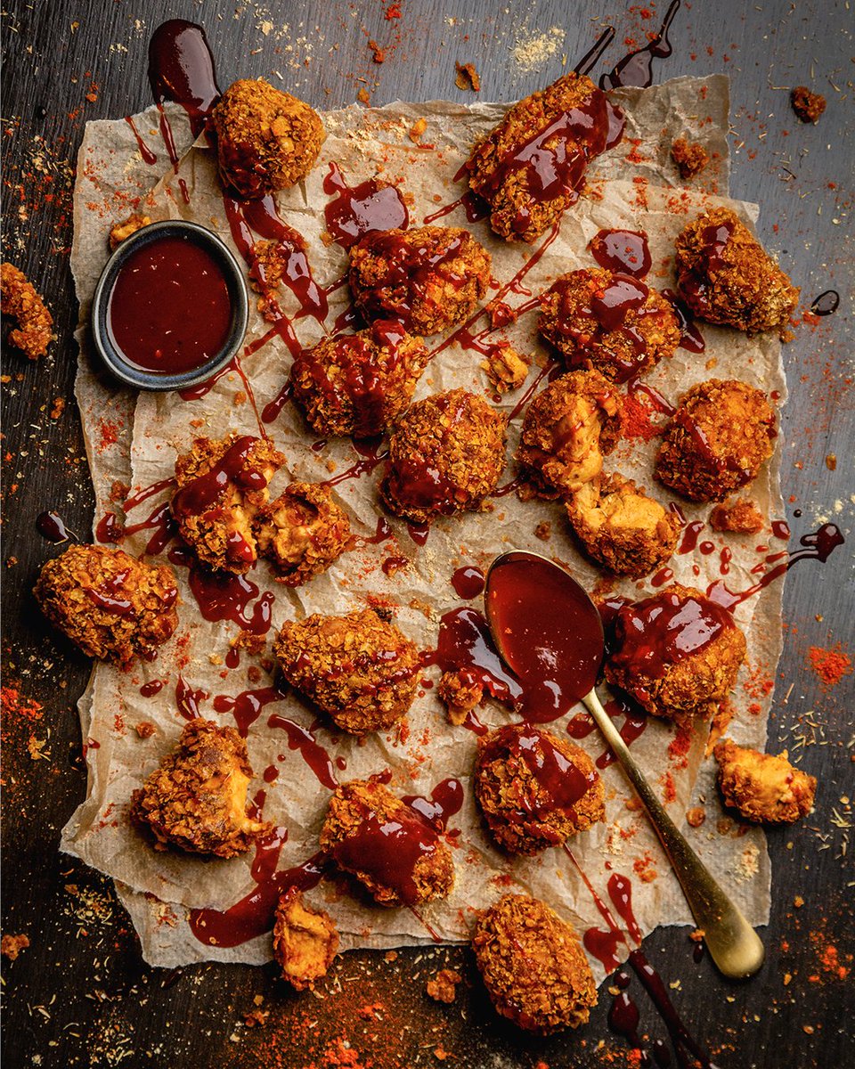 VFCfood's tweet photo. Making #vegan fried chick*n look this sexy is an art form 👌

But don't worry, cooking it is super simple. Just whack #VFC in the oven for 20 mins from frozen ❄️

Get on it >>> https://t.co/OyvcWaLmi7

#VeganFriedChicken #AllMeatNoAnimal #VeganFood https://t.co/7z5lE0eGff