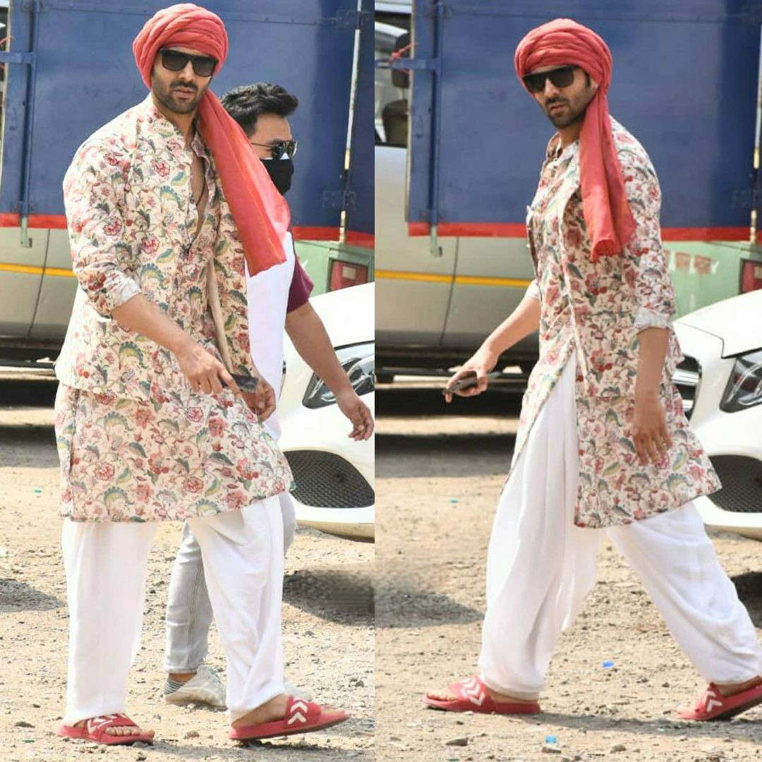 ibollywoodcity's tweet photo. kartik Aaryan spotted on the set of Bhool Bhulaiyaa 2 today Looking fantastic in the red turban
.
.
.
#kartik #Bhoolbhulaiyaa2 #bhoolbhulaiyaa #kartikaaryan #Turbanlook #rajsthaniturban #shoot #onset #kartikaaryan #saturday #mumbai #Shooting #upcomingmovie #bhoolbulayiaa2 https://t.co/T7QmKntHT7