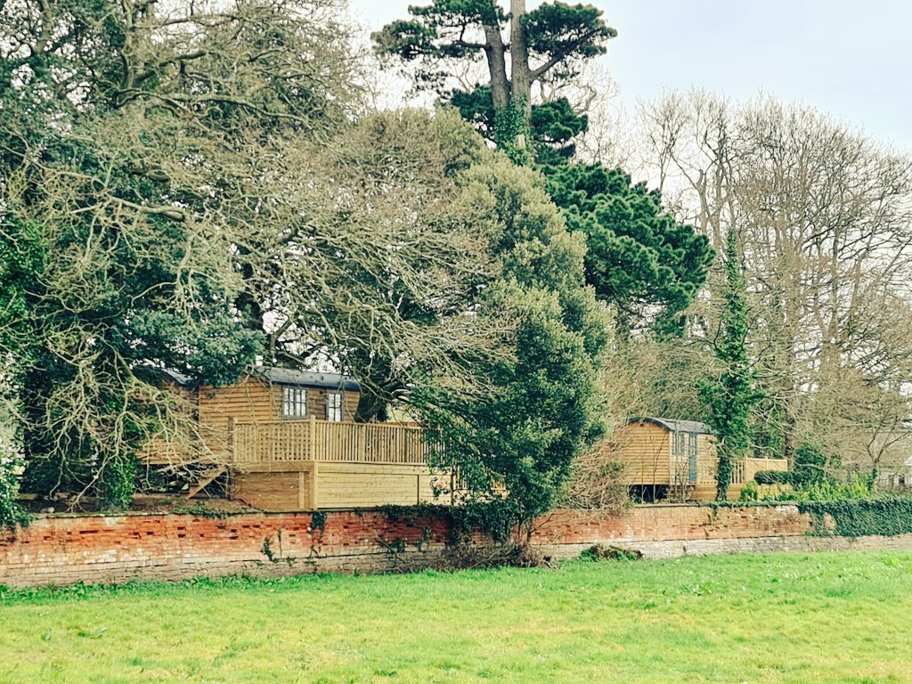 A lovely walk along Exe Estuary Trail today. Noticed @Lympstone_Manor looking fine - have you seen their new #ShepherdHuts? #Devon #VisitDevon #staycation #Lympstone #Glamping