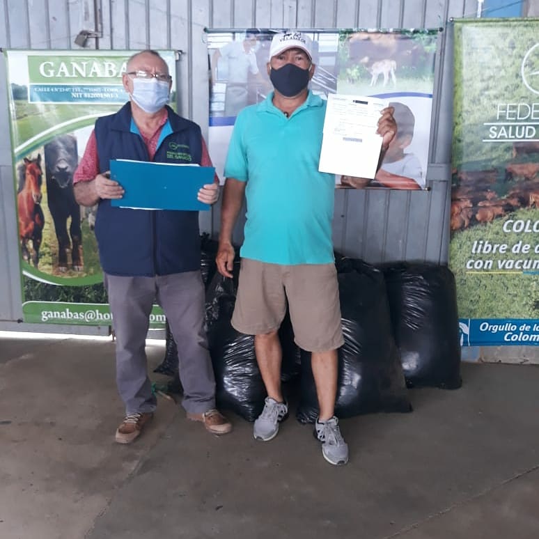 GANABAS2's tweet image. Hoy con el apoyo del Ministerio de Agricultura y Desarrollo rural apoyamos con Silo a los pequeños Ganaderos del Municipio de San Antero (Cordoba). Fedegan- Ganabas - Cadena Lactea de Cordoba. @Ganabas @Fedegan @Minagricultura 
@codegacor
@alcaldiaantero @LormandyMartinD