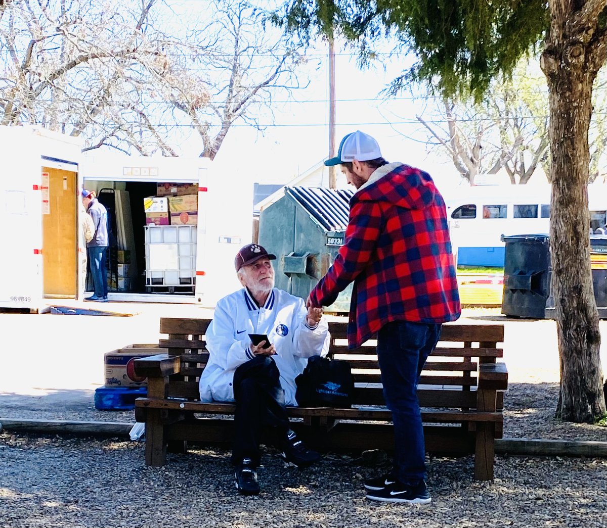 MetroRelief's tweet image. Week after week our staff and volunteers meet our friends right where they are,  whether it be on sidewalks, under bridges or outside of shelters.  Being a mobile operation makes it possible.  Thank you to our supporters for keeping us on the move.