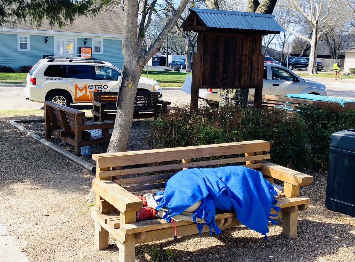 MetroRelief's tweet image. Week after week our staff and volunteers meet our friends right where they are,  whether it be on sidewalks, under bridges or outside of shelters.  Being a mobile operation makes it possible.  Thank you to our supporters for keeping us on the move.