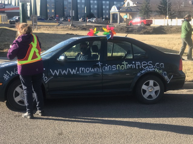 A successful convoy from downtown #yql through the Oldman River valley to #WaterNotMines,#MountainsNotMines #WaterNotCoal