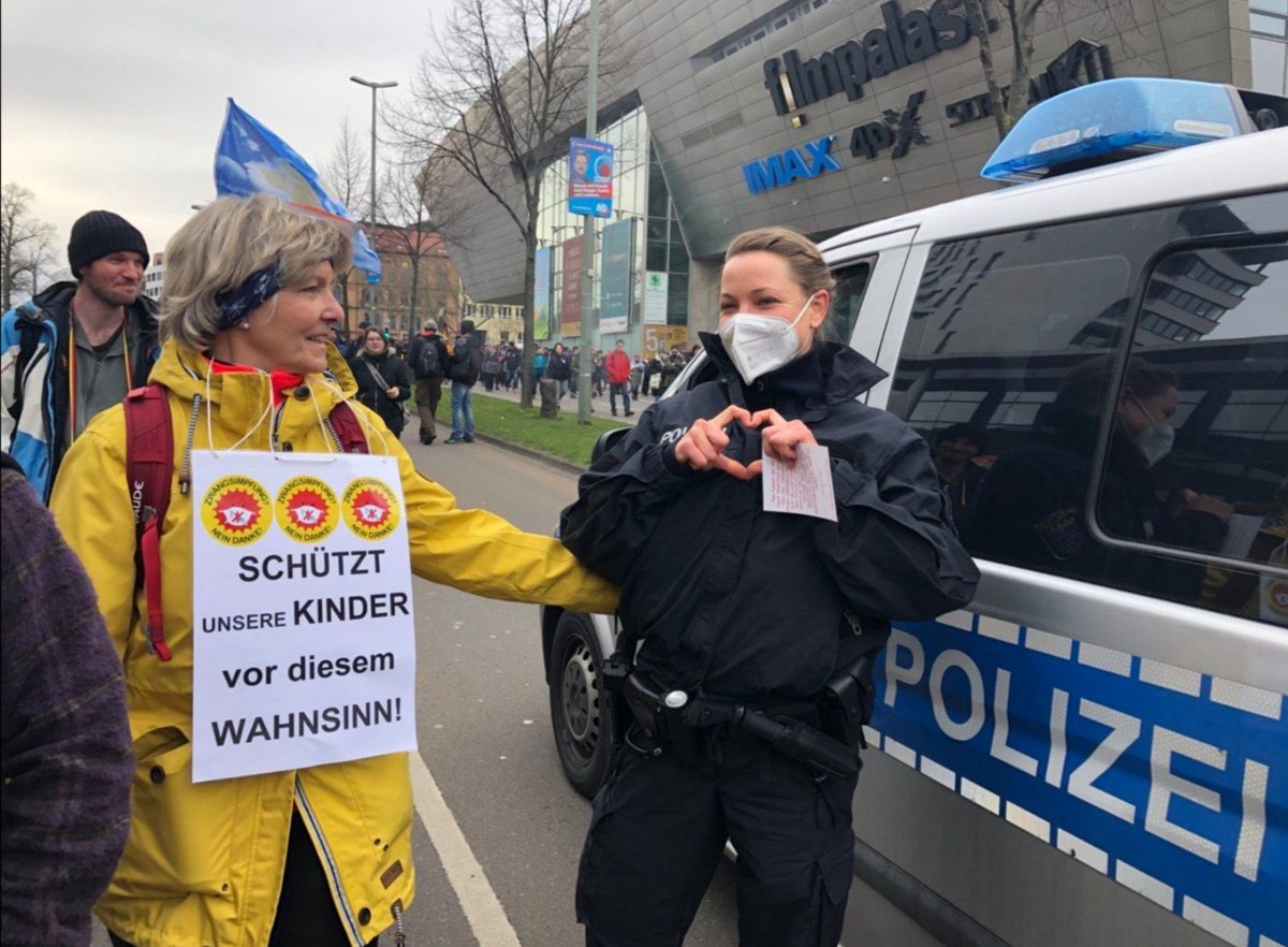 marteimer's tweet image. Wenn du mit Nazihools Journalisten angreifst versus wenn du als migrantischer Jugendlicher auf dem Bürgersteig E-Scooter fährst