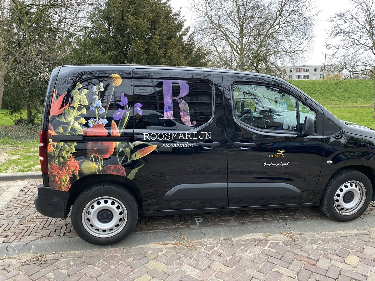 Vanaf vandaag rijden we alleen nog herkenbaar, mede dankzij Paul van <a href="/homechill_nl/">Homechill Glasfolie</a> die altijd onze belettering doet! Daar zijn we heel blij mee! Wat vinden jullie? #wijhoudenhetlokaal #bloemenbezorgen #fleurop #bloemenwinkel #vlaardingen