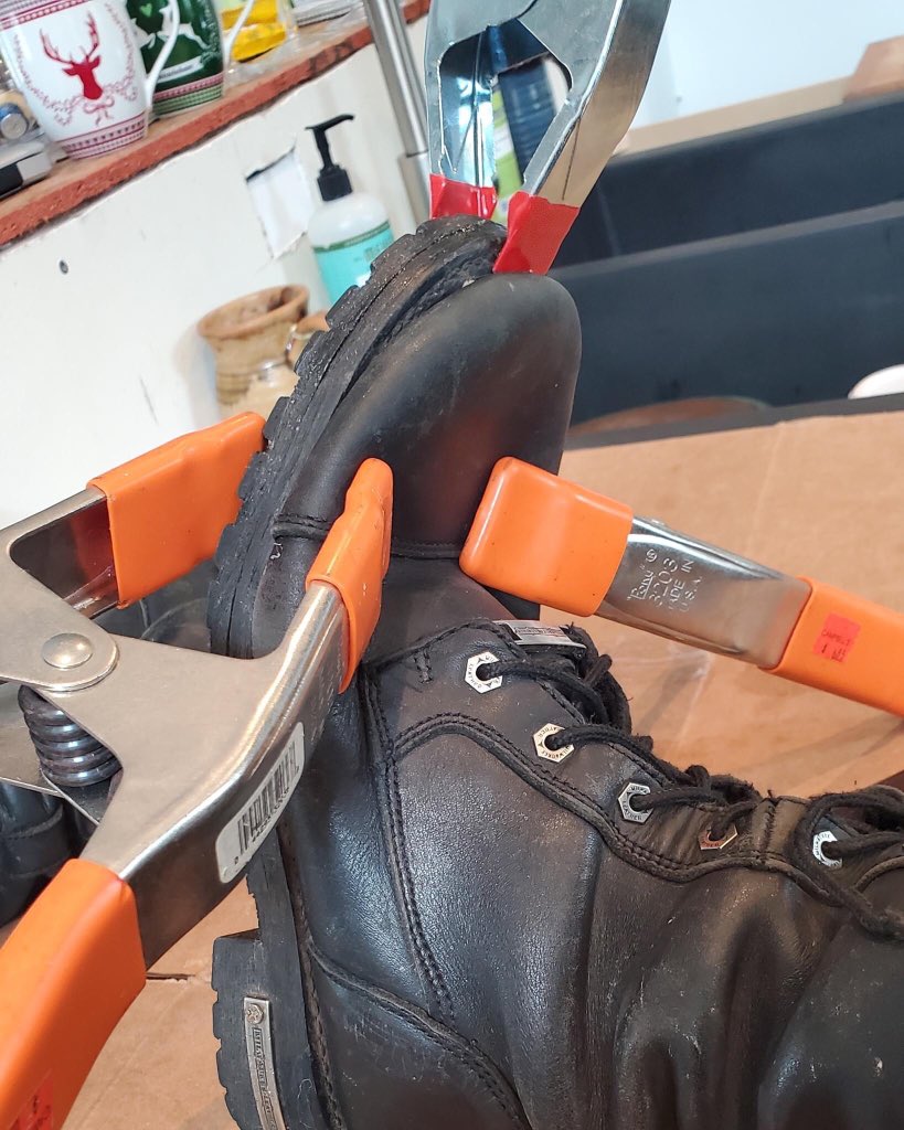jasminecainrock's tweet photo. The struggle is real. #DasBoot #cantbootmycomputer #cantbootmyfoot #strugglebussaturday https://t.co/Ac8K89jXJP