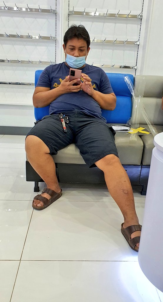 atthrny's tweet photo. Cute nitong #ChubbyPinoyDaddy na ito... Na nakita ko while waiting for my turn at the service centre! Tapos may pagbukaka pa sya oh and feeling ko #daks sya eh. Does anyone knows him (DM me pls)?! #Bicurious kaya siya?! Hehehe! #alterconfessions #stolenpics #PinoyDaddiesAreSoHOT! https://t.co/9zl25Fsane