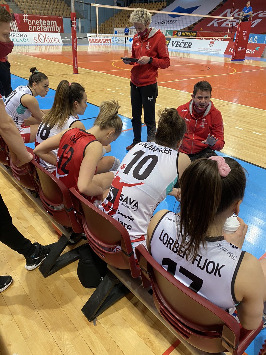 Pravlar v domači Lukni, druga polfinalna tekma 1.dol <a href="/Sport_Klub_Slo/">Sportklub Slovenija</a> za ženske <a href="/SloVolley/">Odbojkarska zveza Slovenije 🇸🇮</a> .

Maribočanke vodijo 1:0 v setih,m