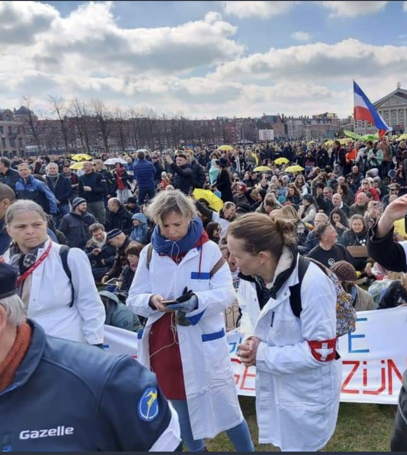 Dokters dragen in nederland verplicht geen lange mouwen ivm hygiëne. 

En als je het ⁦<a href="/RodeKruis/">Rode Kruis</a>⁩-kruis embleem wil nadoen, moet je niet de vlag van zwitserland 🇨🇭 ombinden.