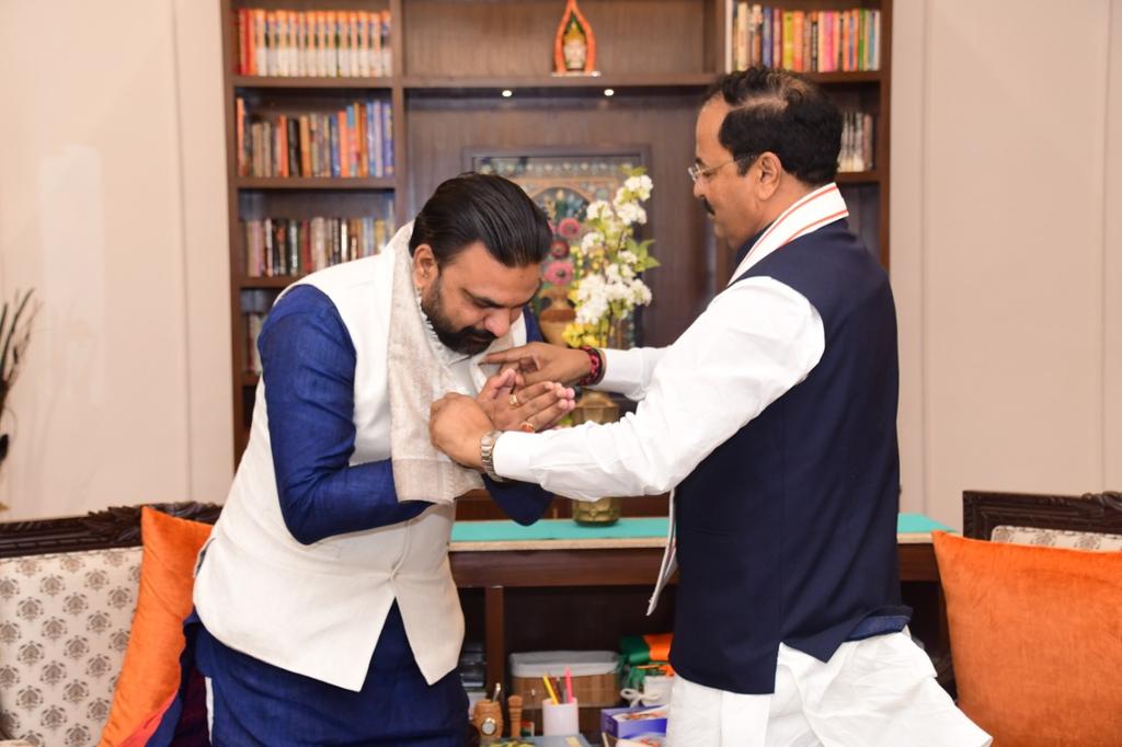 samrat4bjp's tweet photo. उत्तर प्रदेश के माननीय उप मुख्यमंत्री श्री @kpmaurya1 जी से उनके आवास पर स्नेहिक मुलाकात हुई तथा पंचायती राज विभाग से संबंधित विभिन्न पहलुओं पर वार्तालाप हुई। जिससे बिहार के आसन्न त्रिस्तरीय पंचायत चुनाव में प्रयोग किया जा सके |
@BJP4Bihar 
@BJP4UP https://t.co/iNyu5iEK5x