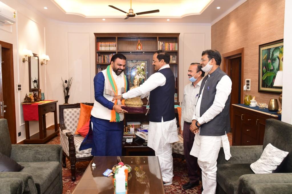 samrat4bjp's tweet photo. उत्तर प्रदेश के माननीय उप मुख्यमंत्री श्री @kpmaurya1 जी से उनके आवास पर स्नेहिक मुलाकात हुई तथा पंचायती राज विभाग से संबंधित विभिन्न पहलुओं पर वार्तालाप हुई। जिससे बिहार के आसन्न त्रिस्तरीय पंचायत चुनाव में प्रयोग किया जा सके |
@BJP4Bihar 
@BJP4UP https://t.co/iNyu5iEK5x