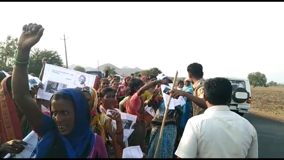madyanishedakar's tweet photo. ಈ ಸಂದರ್ಭದಲ್ಲಿ ಹೋರಾಟಗಾರರನ್ನು ಪೋಲಿಸರು ಬಂಧನ ಮಾಡಿದರು. ನಂತರ ಮಹಿಳೆಯರು ಬಿಡುಗಡೆ ಮಾಡಿ 5 ಜನ ಗಂಡಸರನ್ನು ಇನ್ನೂ ಬಂಧನದಲ್ಲಿ ಇಟ್ಟಿರುತ್ತಾರೆ. ಮುಂದೆ ಪೊಲೀಸ್ ಠಾಣೆಯ ಮುಂದೆ ಹೋರಾಟ ಮಾಡಲು ತೀರ್ಮಾನಿಸಲಾಗಿದೆ.
- ಮೋಕ್ಷಮ್ಮ
@madyanishedakar
#StopIllegalLiquorSale
#ImplementHCOrder 2/2 https://t.co/GhnqiBv1yL