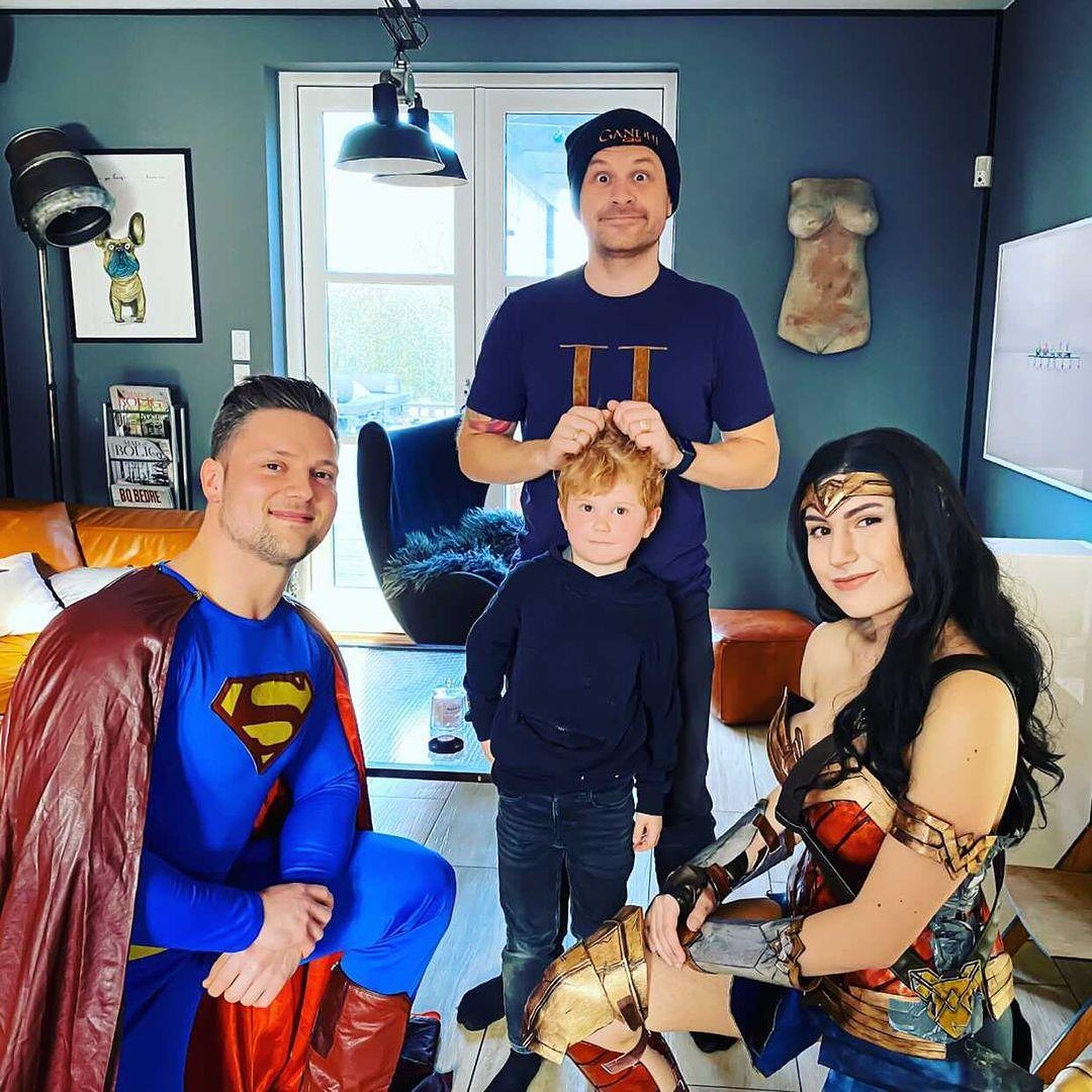 Inshapedk's tweet image. Quite a week promoting #ZackSnydersJusticeLeague in Denmark🤘
Been on national TV and on national radio to help @HBOnordic market the film.
Also delivered merch for celebs. Here we are with a famous danish comedian. He's also a supporter of @zacksnyder's vision 🙌🙏
#SnyderCut