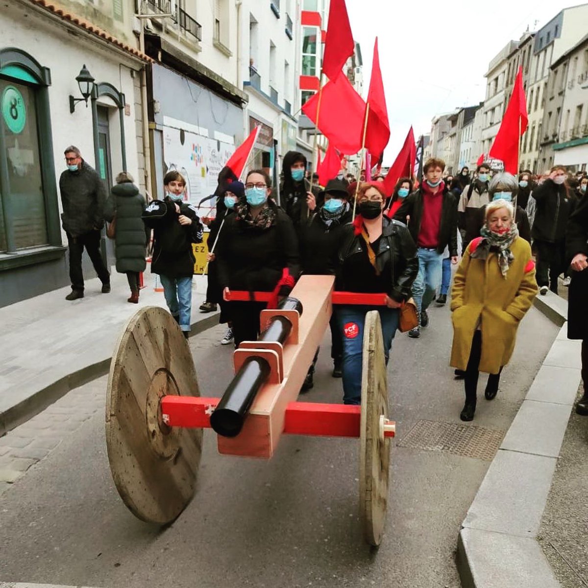 JInsoumisBrest's tweet photo. Belle mobilisation à #Brest pour l’art et nos #libertés ! 

On ne lâche rien, nous continuerons jusqu’au bout ✊

#loisécuritéglobale #occuponsoccuponsoccupons #QuartzOccupé https://t.co/Dvt2hOPegj
