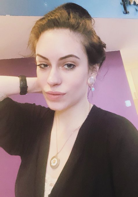 Here is a differently selfie with no black dot. Someone please fix my roots. 😭 https://t.co/diGxzKbM