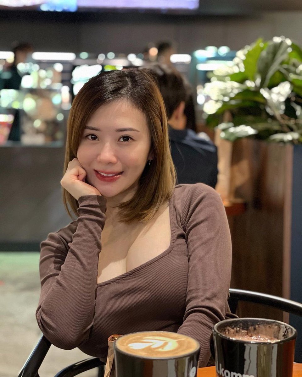 难得周末可以和未婚妻相处，可心不在焉，推友们私信来对媳妇的各种意淫和辱骂充斥着我脑袋。她还是老样子叫我给她拍照，本该只属于我电话相簿的美照，可我还是不争气的选择发推了，请慢用吧。#人妻 #绿帽淫妻 #绿帽老公 #公开女友 #曝光女友 #出卖女友 #未婚妻 #意淫 https://t.co/EAq8cU2ANx