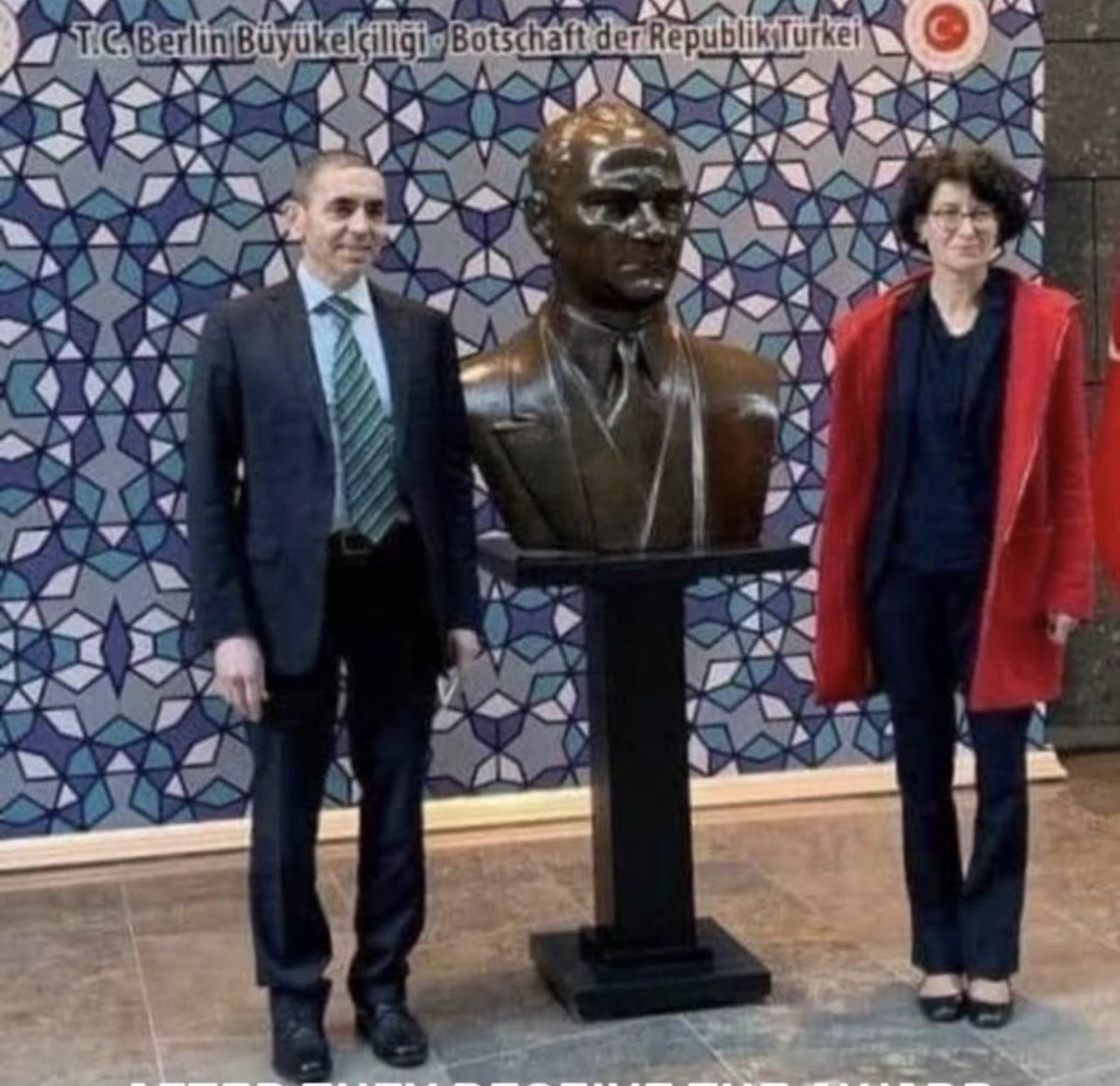 TansuYegen's tweet photo. Ödül sonrası bu fotoğraf çok anlamlı olmuş👏👏👏 https://t.co/33ScLOmnVe